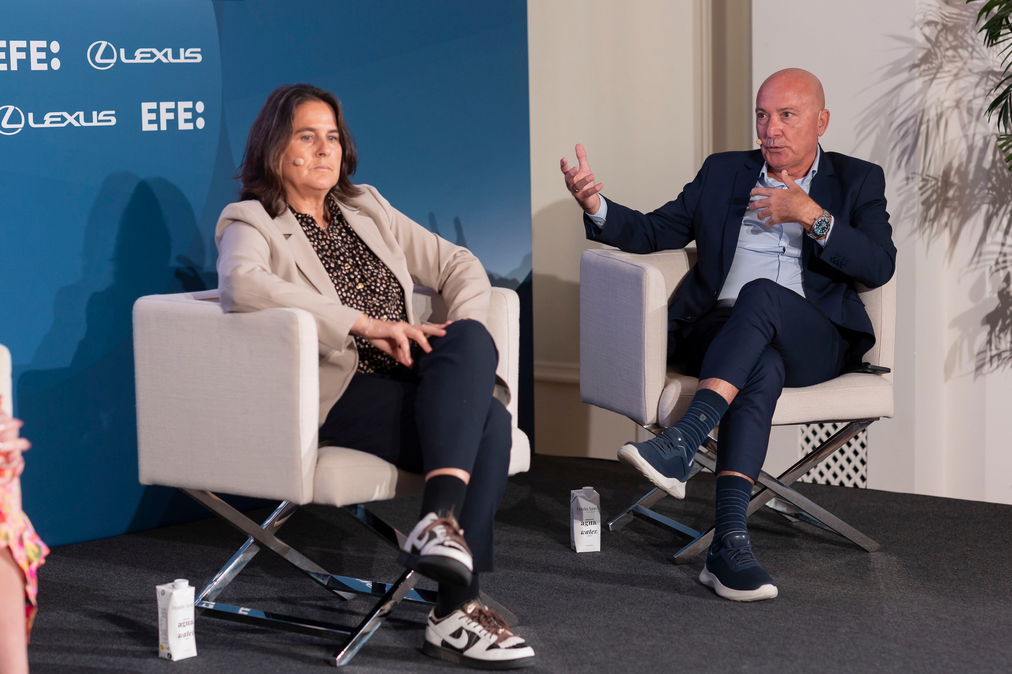 MÁLAGA, 12/11/2024.- Antonio Jesús López Nieto (d), presidente de Unicaja Baloncesto, junto a Conchita Martínez (i), Directora de las finales de la Billie Jean King Cup, participa en el Foro EFE Sport Business &#039;Málaga y el turismo deportivo. El modelo de la Billie Jean King Cup&#039;, organizado por la Agencia EFE, impulsado por Lexus y celebrado en el Gran Hotel Miramar de la capital malagueña . EFE/Carlos Diaz
