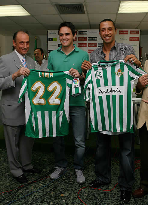 Los nuevos jugadores verdiblancos junto con Lopera en el acto de su presentación