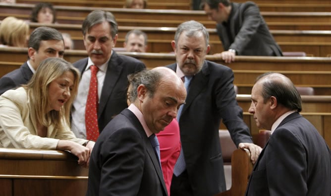 El ministro de Economía, Luis de Guindos, poco antes de su intervención en el pleno del Congreso que convalida la segunda reforma financiera que aprobó el Gobierno