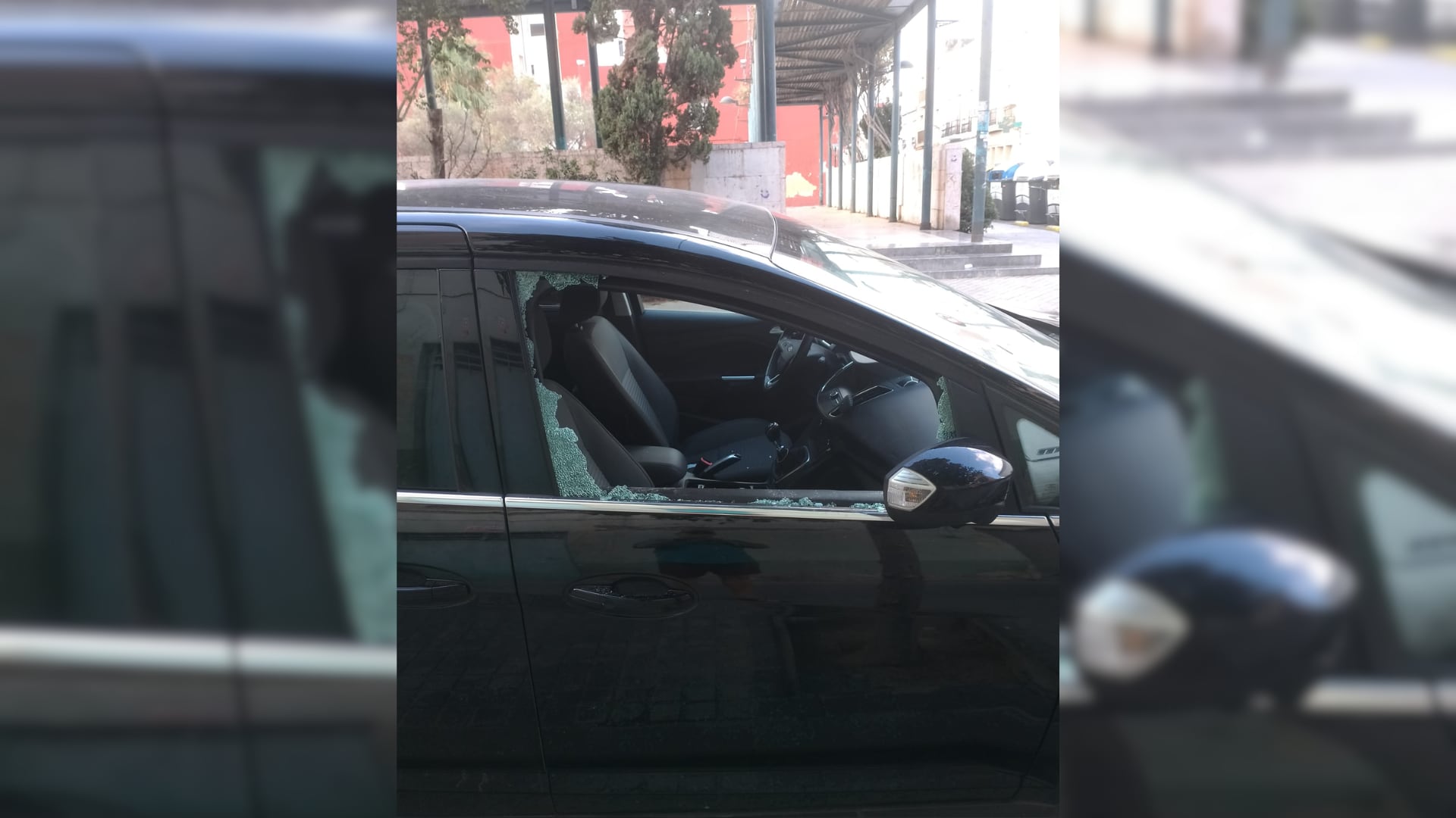 Un coche roto en la calle Moraira de València el pasado 13 de agosto