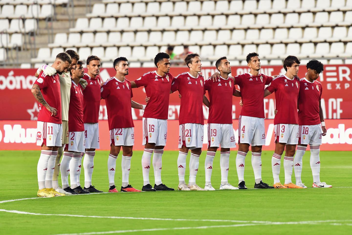 El once inicial del Real Murcia guarda un minuto de silencio por las víctimas del terremoto de Marruecos antes del partido ante el Atlético Sanluqueño