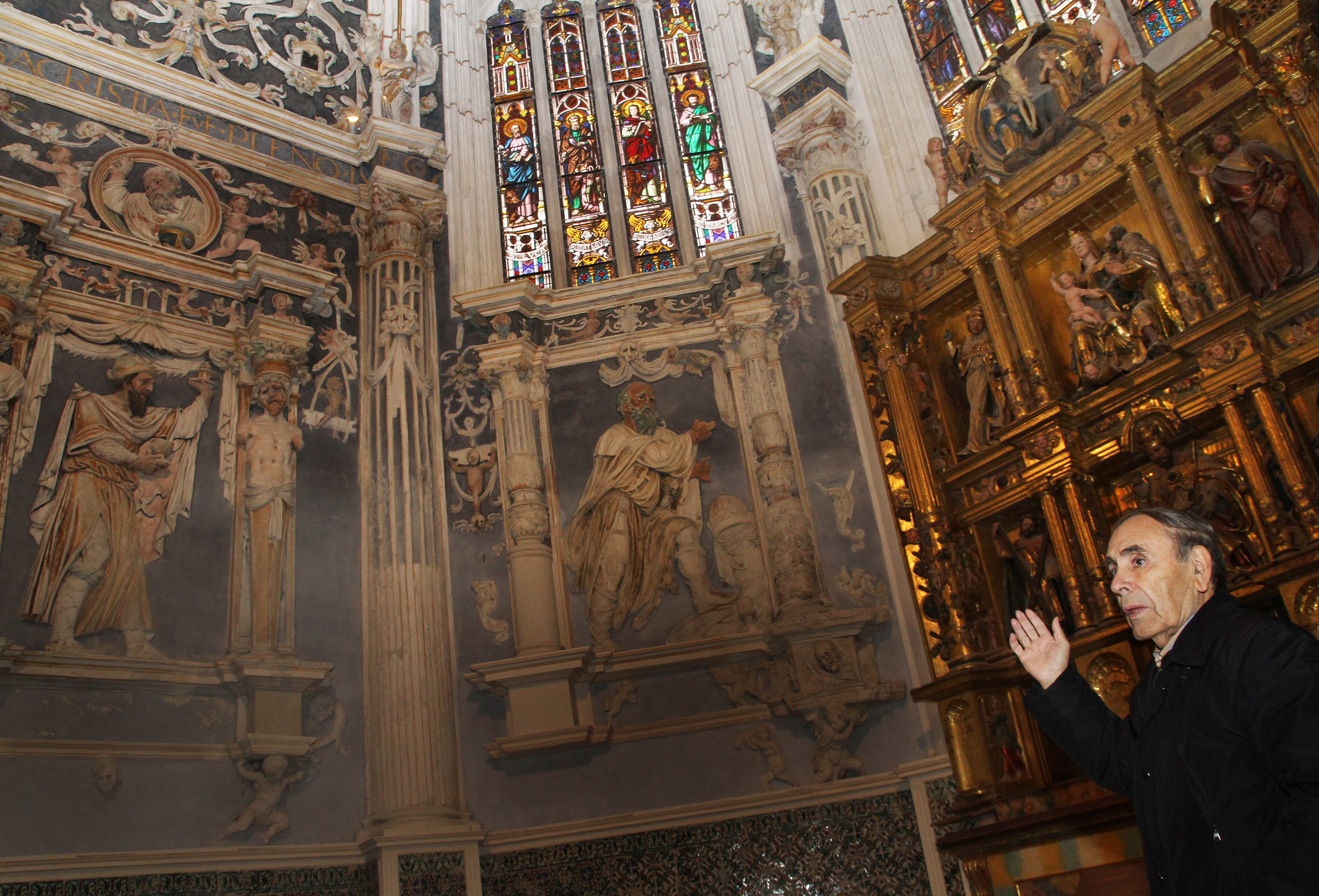 El deán de la Catedral de Palencia, Amador Valderrábano, en la Capilla de los Reyes Magos de la Catedral, donada por Gaspar Fuentes de la Torre en el siglo XVI