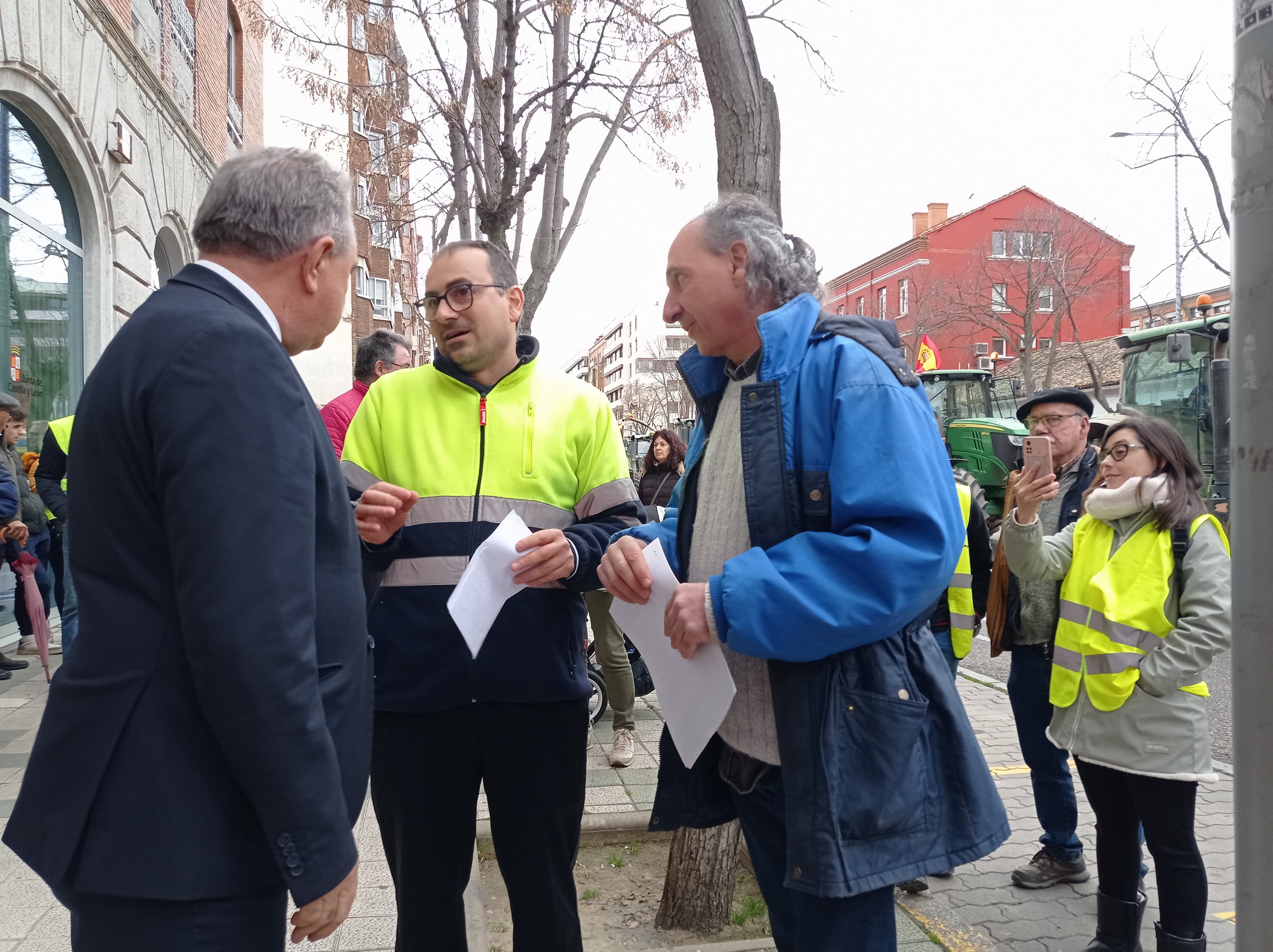 Los agricultores han sido recibidos por el delegado de la Junta en Palencia, José Antonio Rubio Mielgo