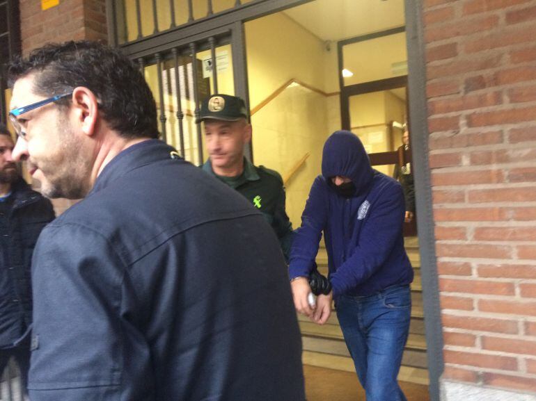 El acusado del crimen de Medina a su salida de los Juzgados de la villa en dirección a Villanubla