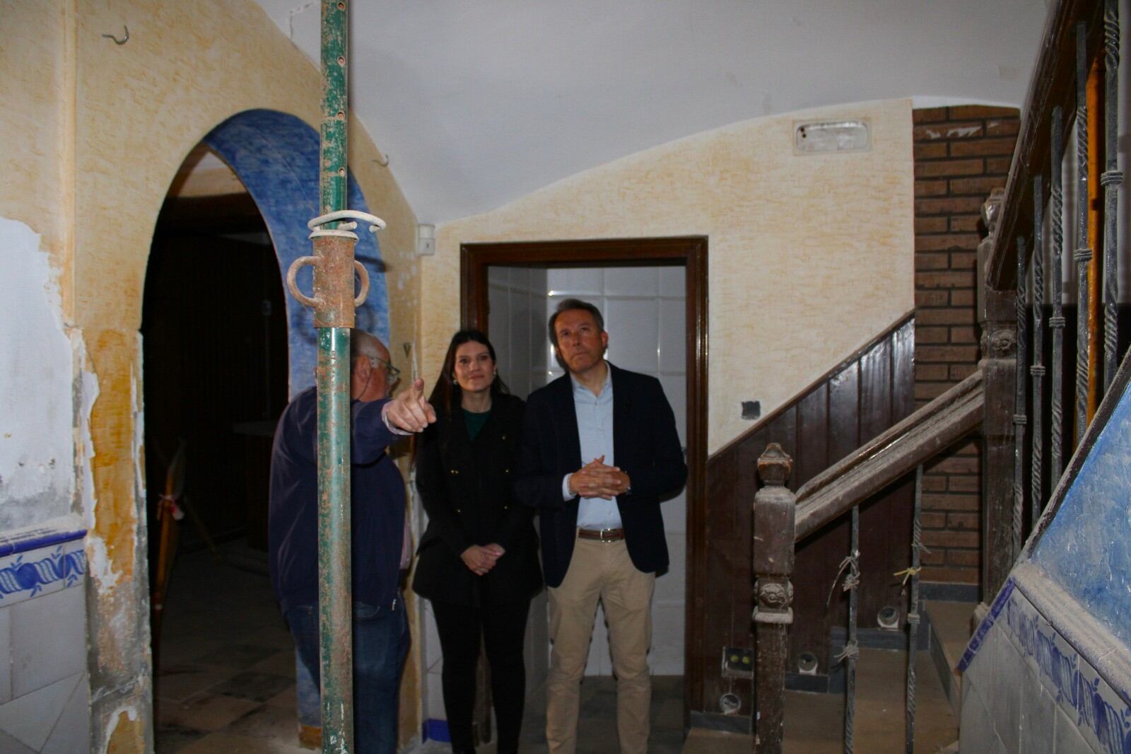 El arquitecto del proyecto, Juan Pedrero, muestra el interior del inmueble al alcalde, Fulgencio Gil Jódar, y a la concejala de Urbanismo, María Hernández.