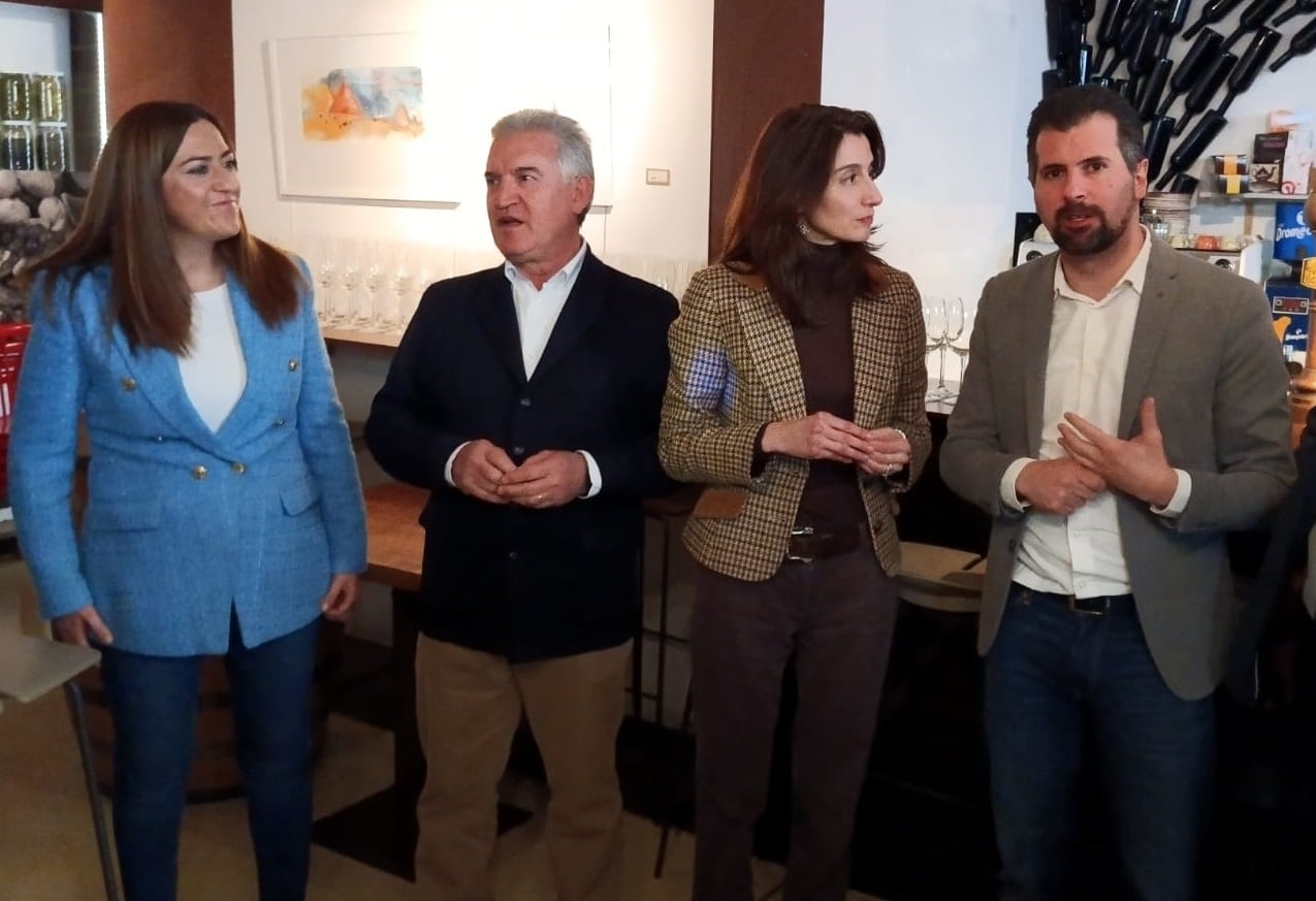 El candidato arandino del PSOE, antes de comenzar el acto, con la Delegada del Gobierno, Virginia Barcones (izq), Pilar Llop y Luis Tudanca