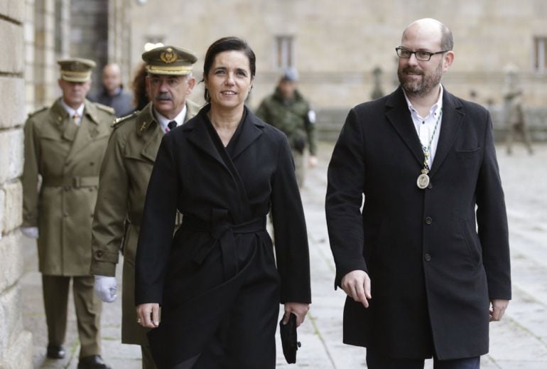 La presidenta del Parlamento de Galicia, Pilar Rojo, acompañada por el alcalde, Martiño Noriega y el general Francisco Javier Abajo Merino, jefe de la Fuerza Logística Operativa, durante los actos de celebración de la tradicional ofrenda de traslación de los restos del Apóstol Santiago