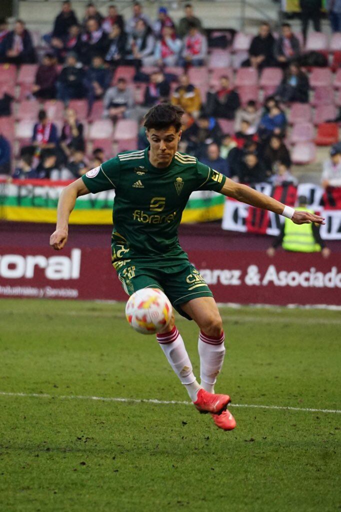 Arnau Ortiz con el balón