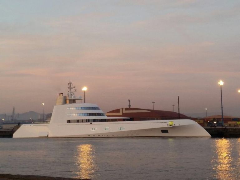Imagen de la embarcación, esta mañana, en aguas de El Musel