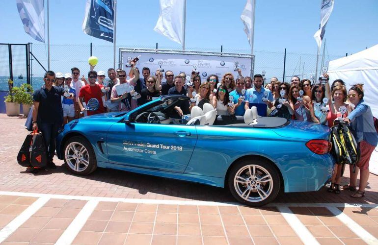 Los ganadores posan en el Club de Mar.