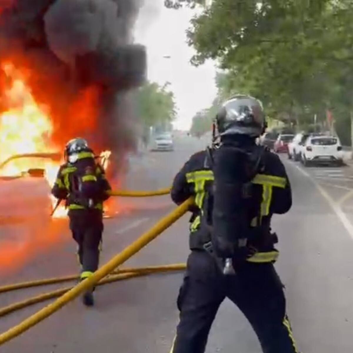 Un coche se incendia en marcha y al apartarlo de la vía provoca fuego en otros tres vehículos en Alcobendas