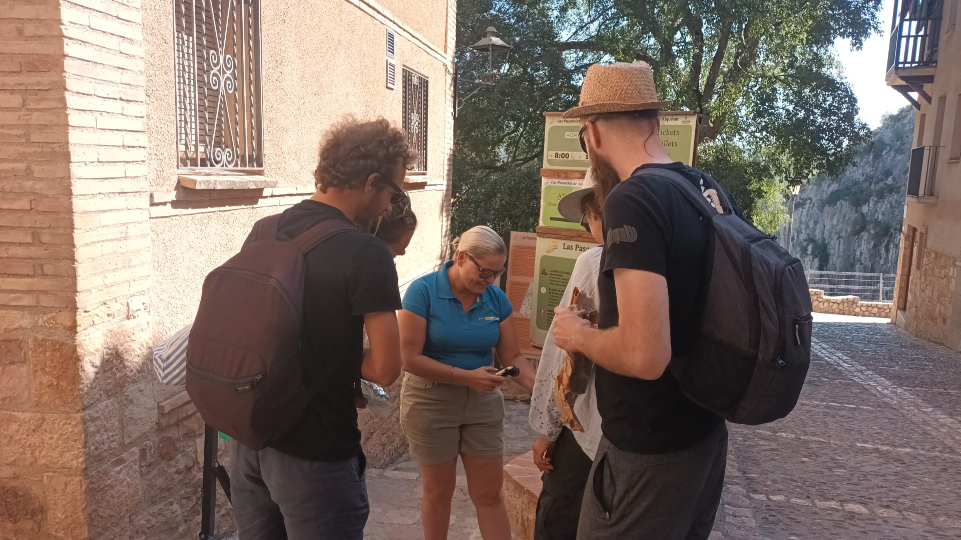 Turistas de Alquézar, a punto de realizar el recorrido de las pasarelas.