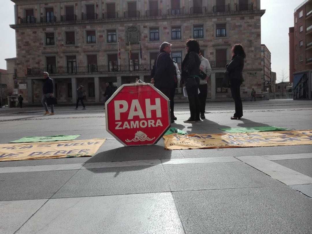 Activistas de la PAH en la Plaza de la Constitución de Zamora