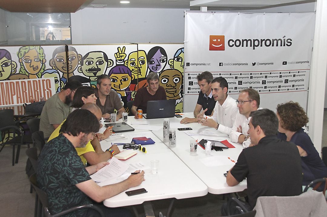 Representantes de ambas formaciones, esta mañana, durante las negociaciones de gobernabilidad, en la sede de Compromís de Castelló