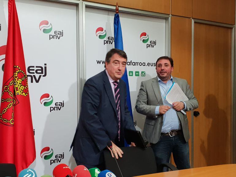 El diputado vasco del PNV, Aitor Esteban (izda) y el el presidente del PNV en Navarra, Unai Hualde