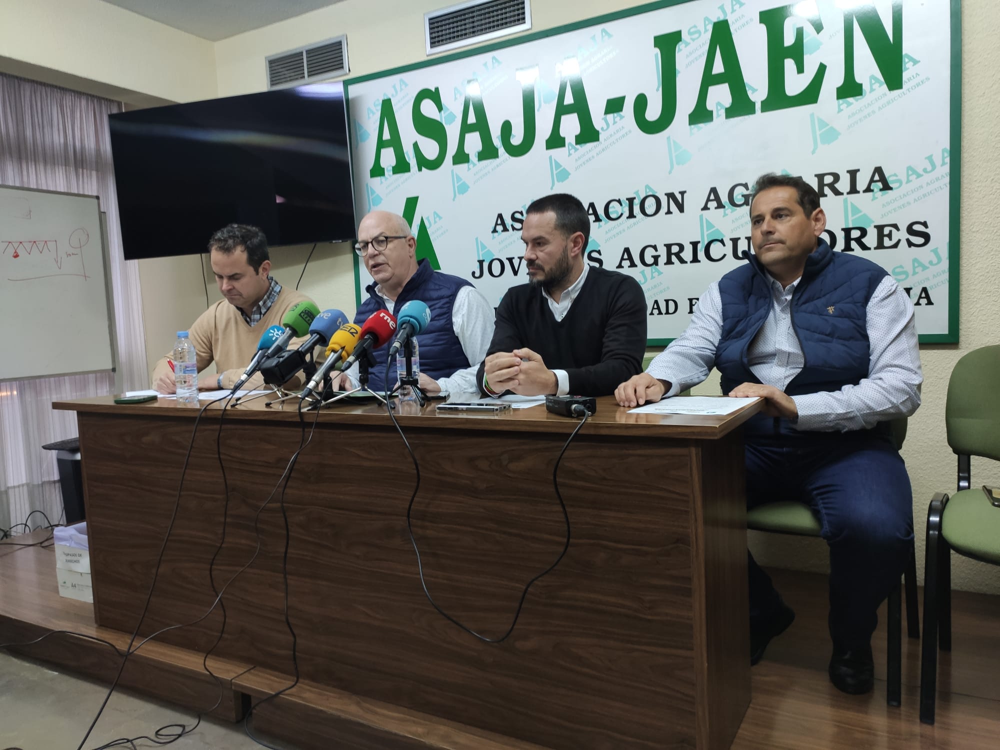 Juan Luis Ávila de COAG; Luis Carlos Valero de ASAJA; Elio Sánchez de UPA; y José Manuel Espejo de Cooperativas Agro-Alimentarias en una rueda de prensa en Jaén