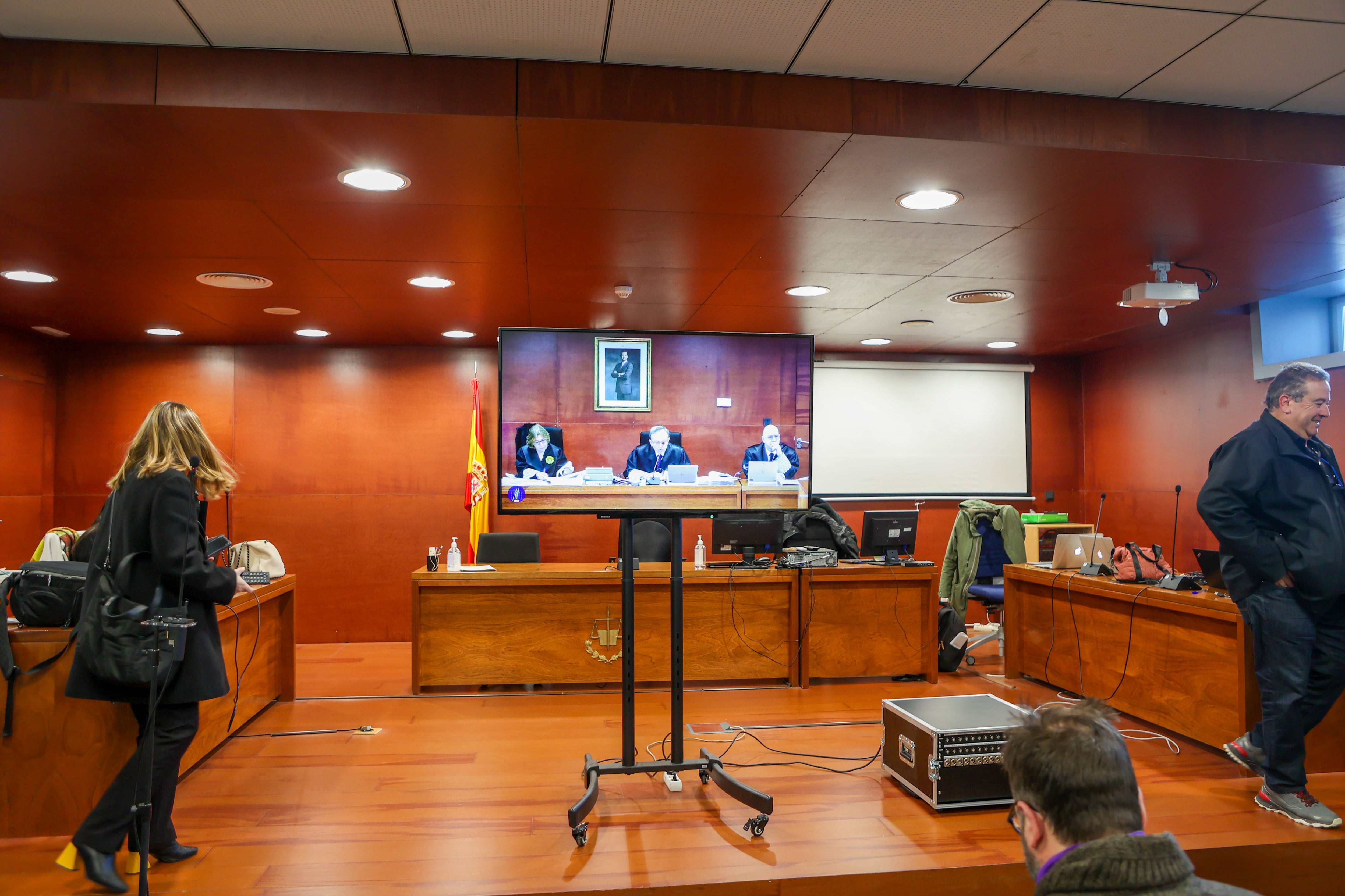 CÁCERES, 01/03/2023.- Última jornada del juicio por el robo de 45 botellas de vino en el hotel-restaurante Atrio (Cáceres), en el que los dos acusados se enfrentan a penas que oscilan entre los cuatro y cinco años de prisión, y a pagar una indemnización de entre 700.000 y 1,6 millones de euros. EFE/ Jero Morales
