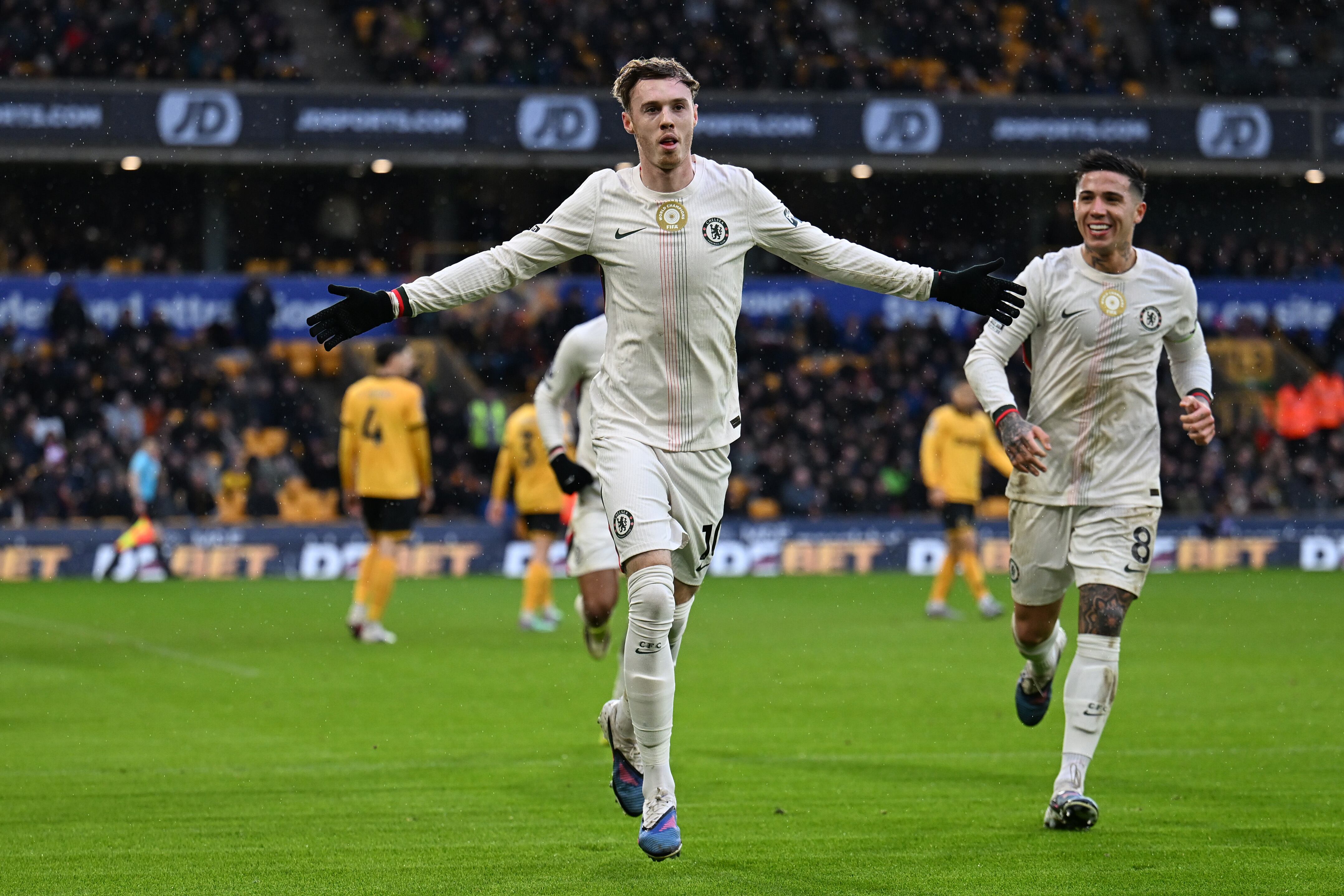 Cole Palmer celebrando su hat-trick contra el Wolverhampton