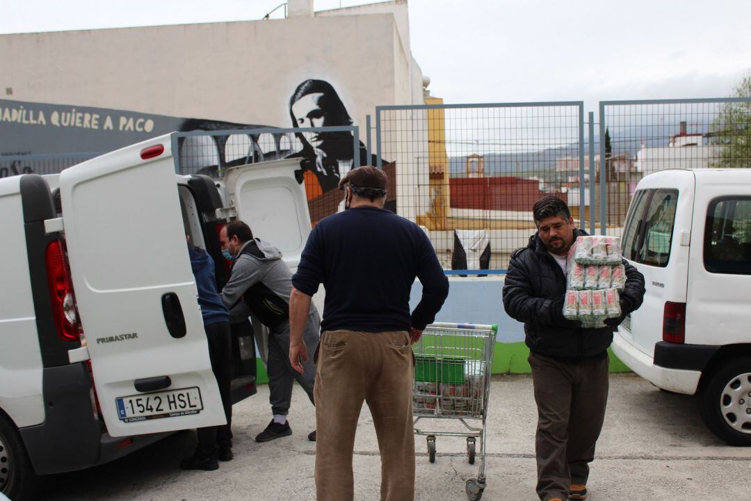 Voluntarios durante el reparto.
