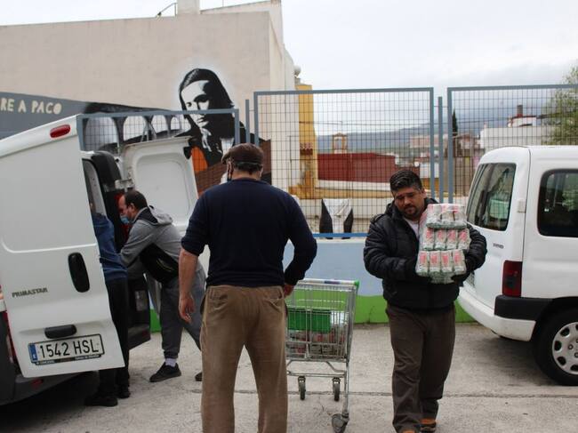 Voluntarios durante el reparto.