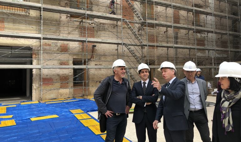 El delegado del Gobierno, Juan Carlos Moragues, en una visita a las obras del Palacio del Temple junto al director general de Administración Periférica del Estado, Juan de Alcázar, y los responsables de la obra de rehabilitación