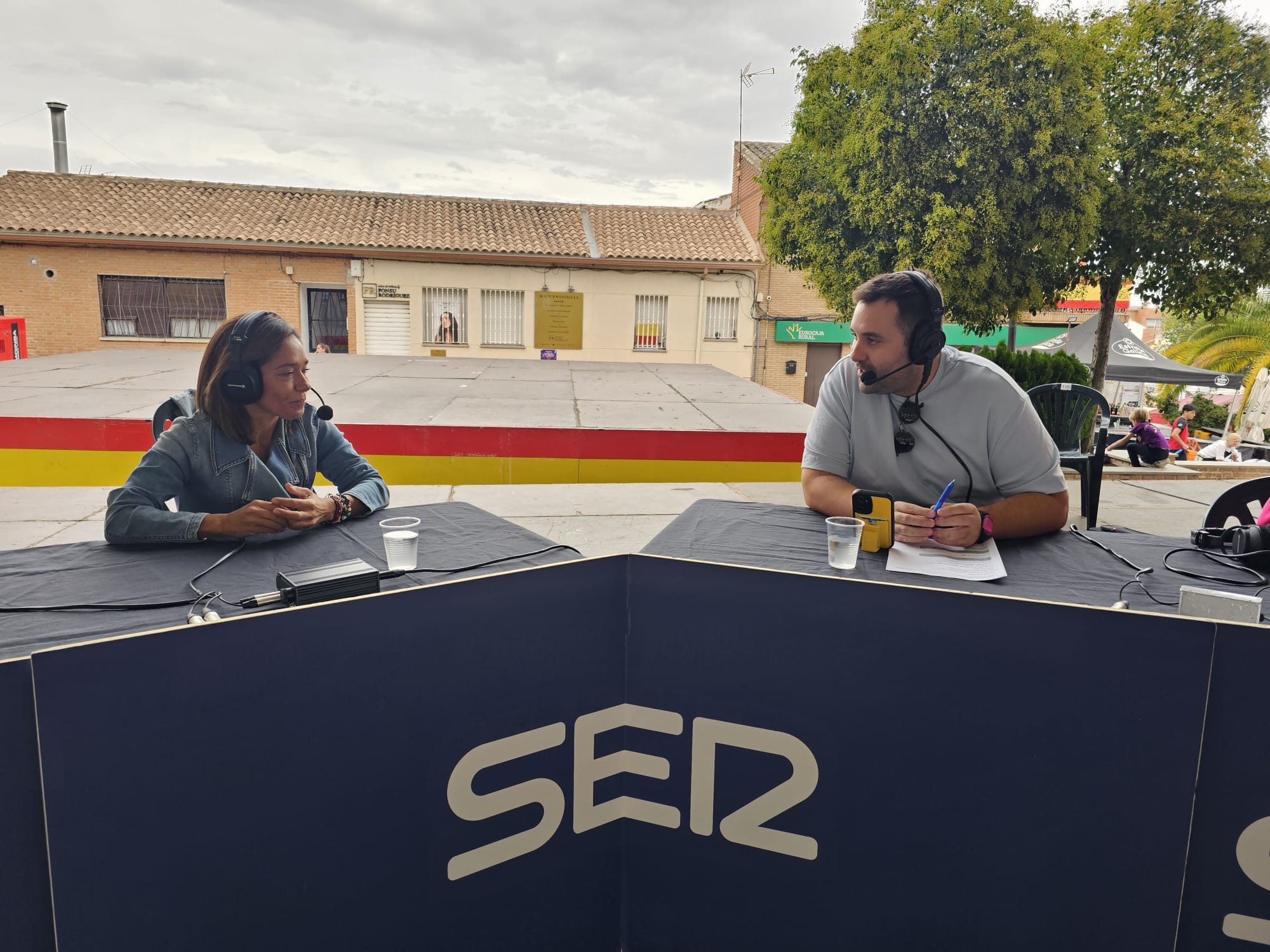 La alcaldesa de Olías del Rey pendiente de todo en las fiestas del municipio