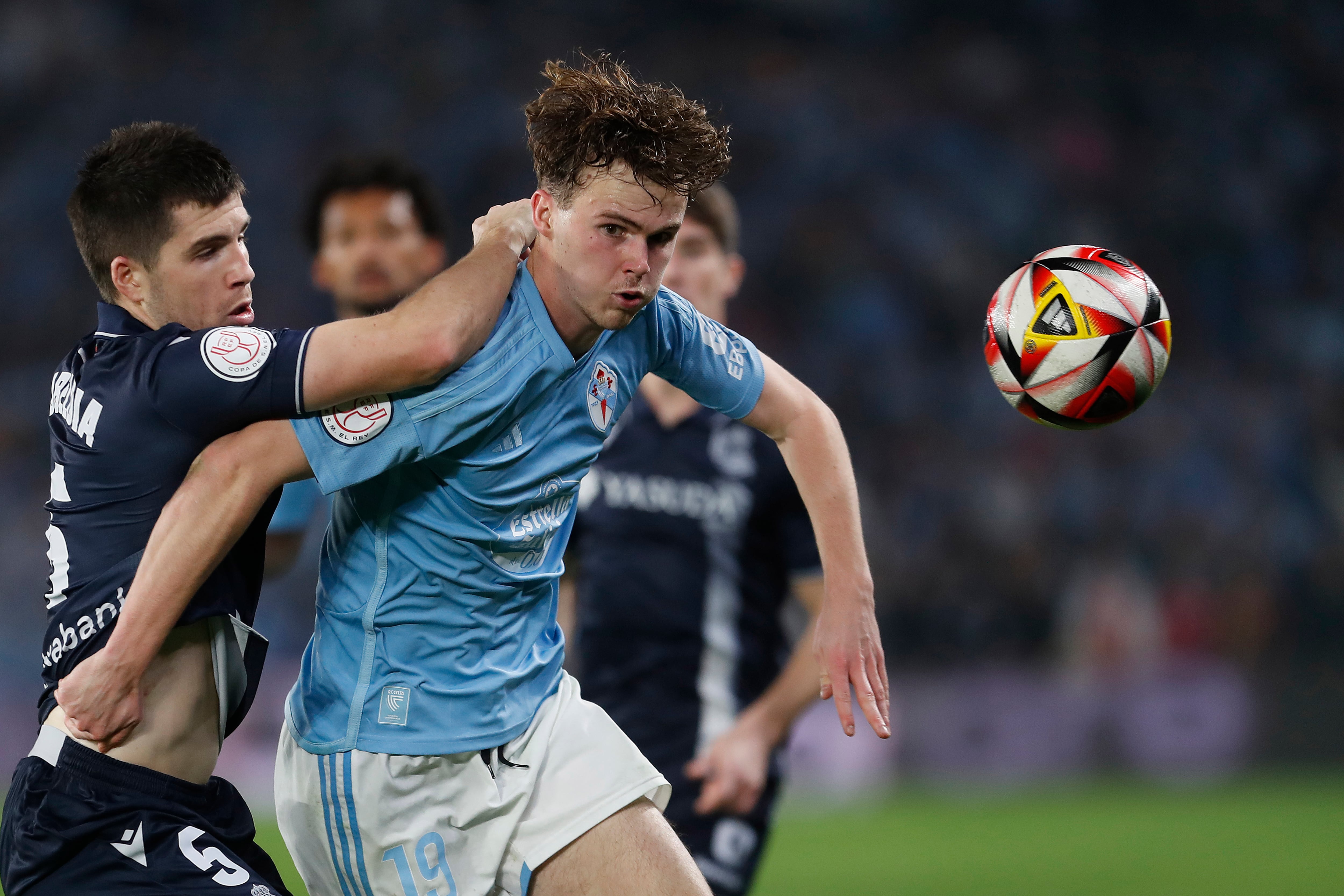 VIGO (PONTEVEDRA), 23/01/2024.- El centrocampista sueco del Celta de Vigo Williot Swedberg (d) se escapa de Igor Zubeldia, de la Real Sociedad, durante el partido de cuartos de final de la Copa del Rey que Celta de Vigo y Real Sociedad disputan este martes en Balaídos, Vigo (Galicia). EFE/ Salvador Sas
