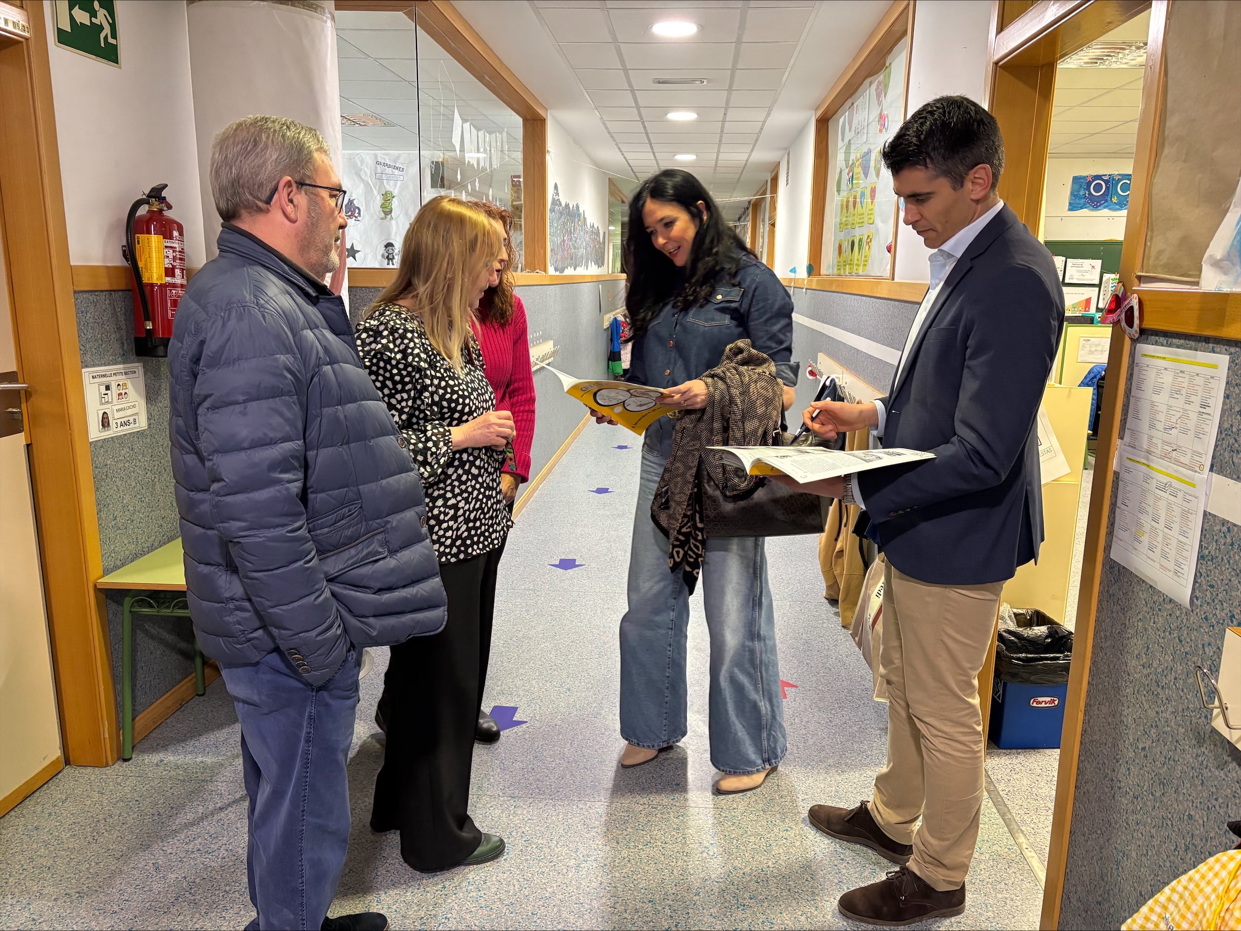 Responsables municipales del Ayuntamiento de Huesca, durante su visita al colegio Pirineos-Pyrénées