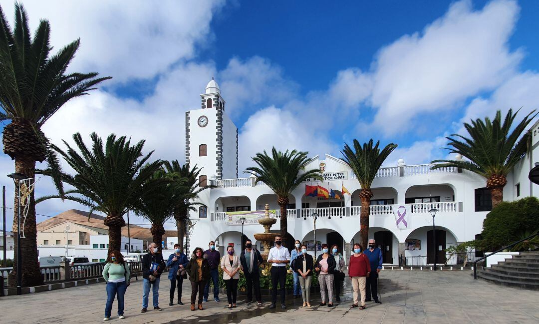 El alcalde de San Bartolomé, Alexis Tejera, y la concejal de Bienestar Social, María Dolores Fernández, con representantes de algunas de las asociaciones y ONGs.