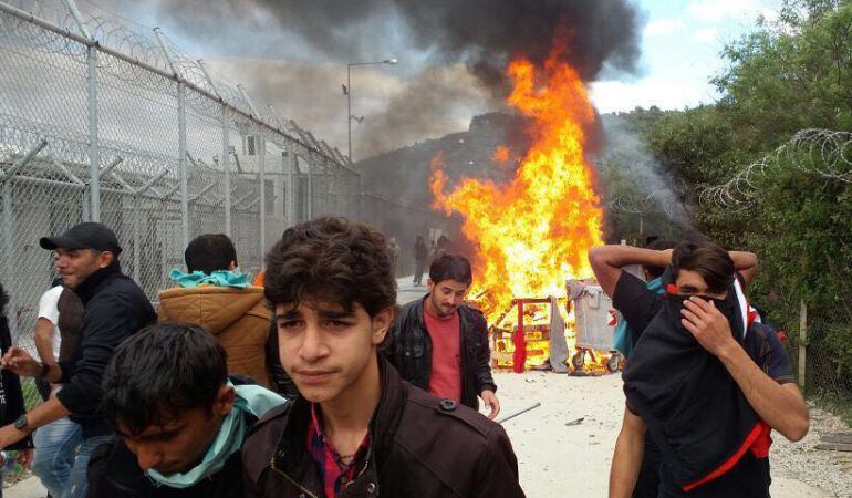 Imagen de la revuelta en el campo de Moria, en Lesbos