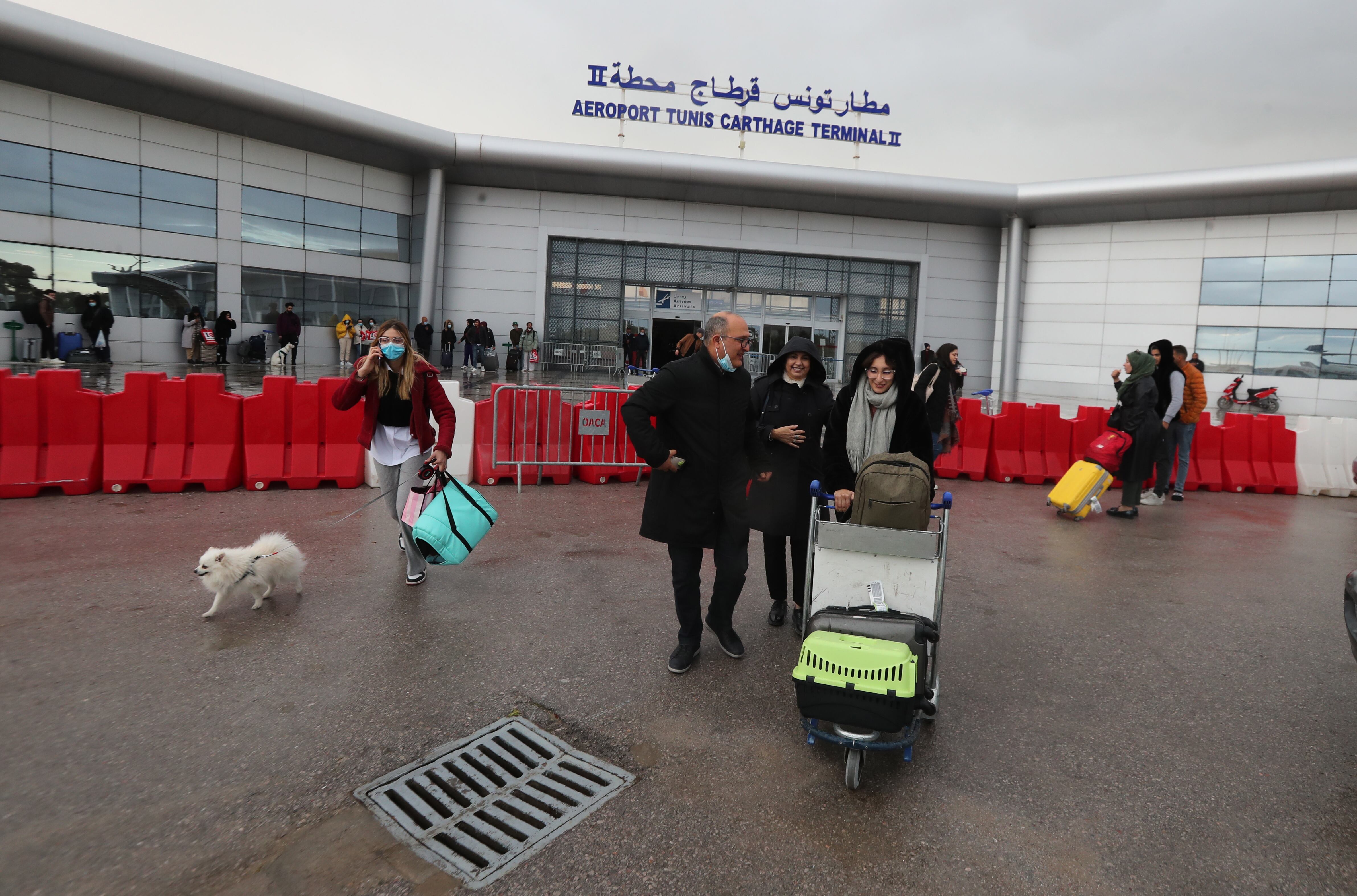 Tunis (Tunisia), 01/03/2022.- Tunisians evacuated from Ukraine arrive at Tunis Airport in Tunis, Tunisia, 01 March 2022. The first Tunisian evacuation flight evacuated at least 120 Tunisian nationals from Ukraine via land borders with neighboring countries. The flight took off from Romanian capital Bucharest on Monday evening. (Rumanía, Rusia, Túnez, Ucrania, Bucarest, Túnez) EFE/EPA/MOHAMED MESSARA
