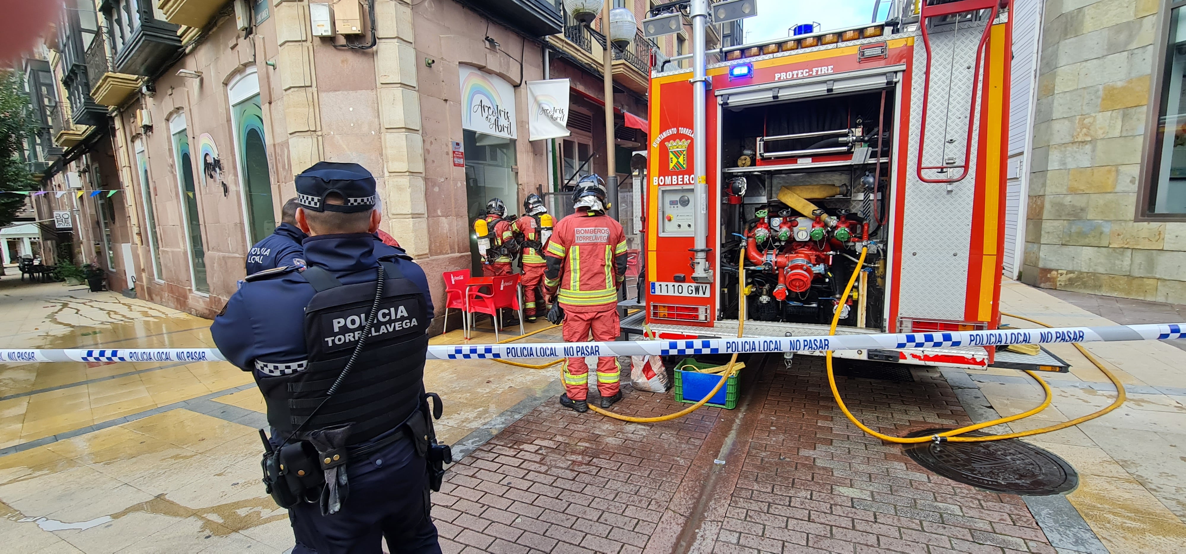 Policía y Bomberos se han desplazado hasta el bar Urbanos.