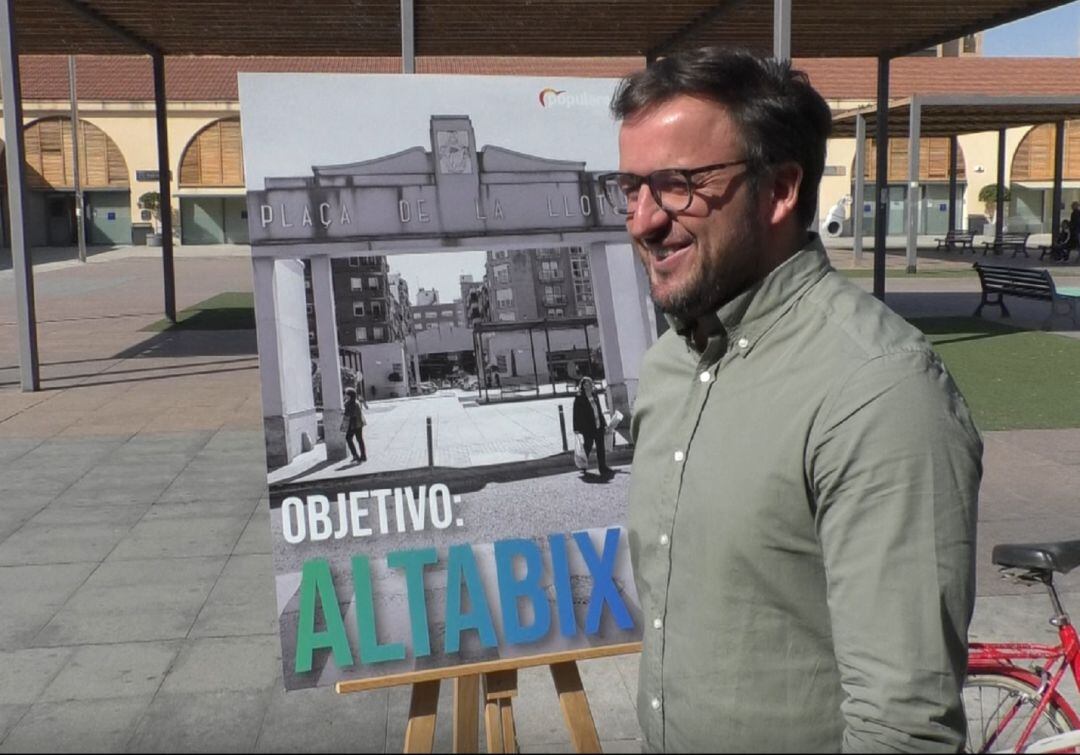 Pablo Ruz, alcaldable del PP en su visita al barrio de Altabix.