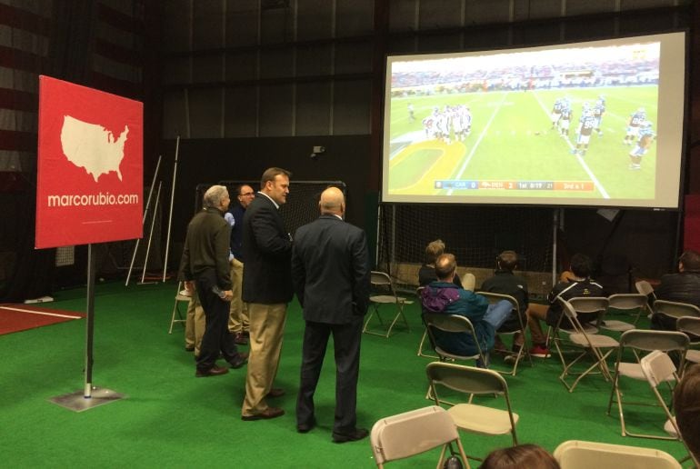 Fiesta para seguir la Super Bowl en la campaña de Marco Rubio