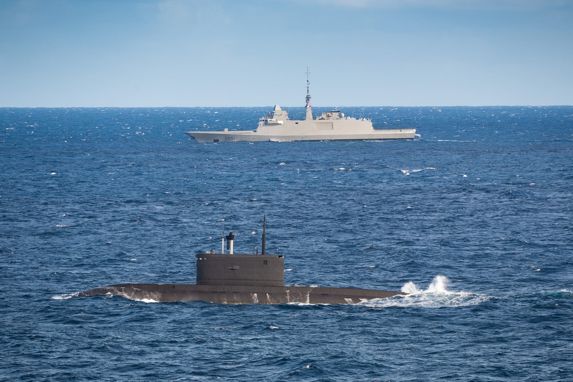 La fragata francesa &#039;Normandie&#039; vigilando al submarino ruso &#039;Novorossiysk&#039; (Autor: Marine Nationale)