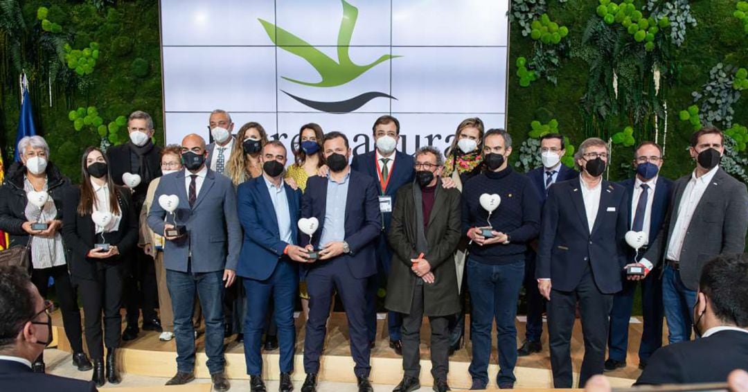 Foto de familia de los galardonados con premios a la excelencia y la innovación turística