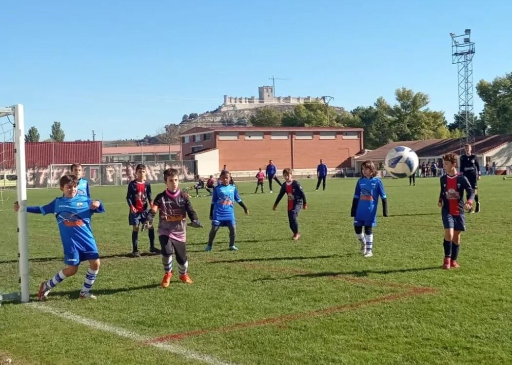 Una acción de juego del duelo de la victoria del Alevín B del San Roque ante el Aleste B