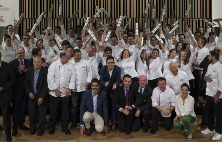 La primera promoción de graduados del Basque Culinary Center, con Joan Roca, Martín Berasategui o Pedro Subijana, entre otros.