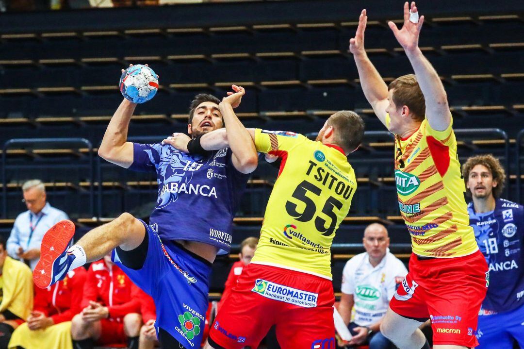 El jugador del Riihimäen Cocks Aliaksandr Tsitou (c) en acción ante el jugador del Abanca Ademar Gonzalo Pérez Arce (izda), durante el partido de la Liga de Campeones de balonmano disputado en Vantaa, Finlandia, el 12 de septiembre del 2018.