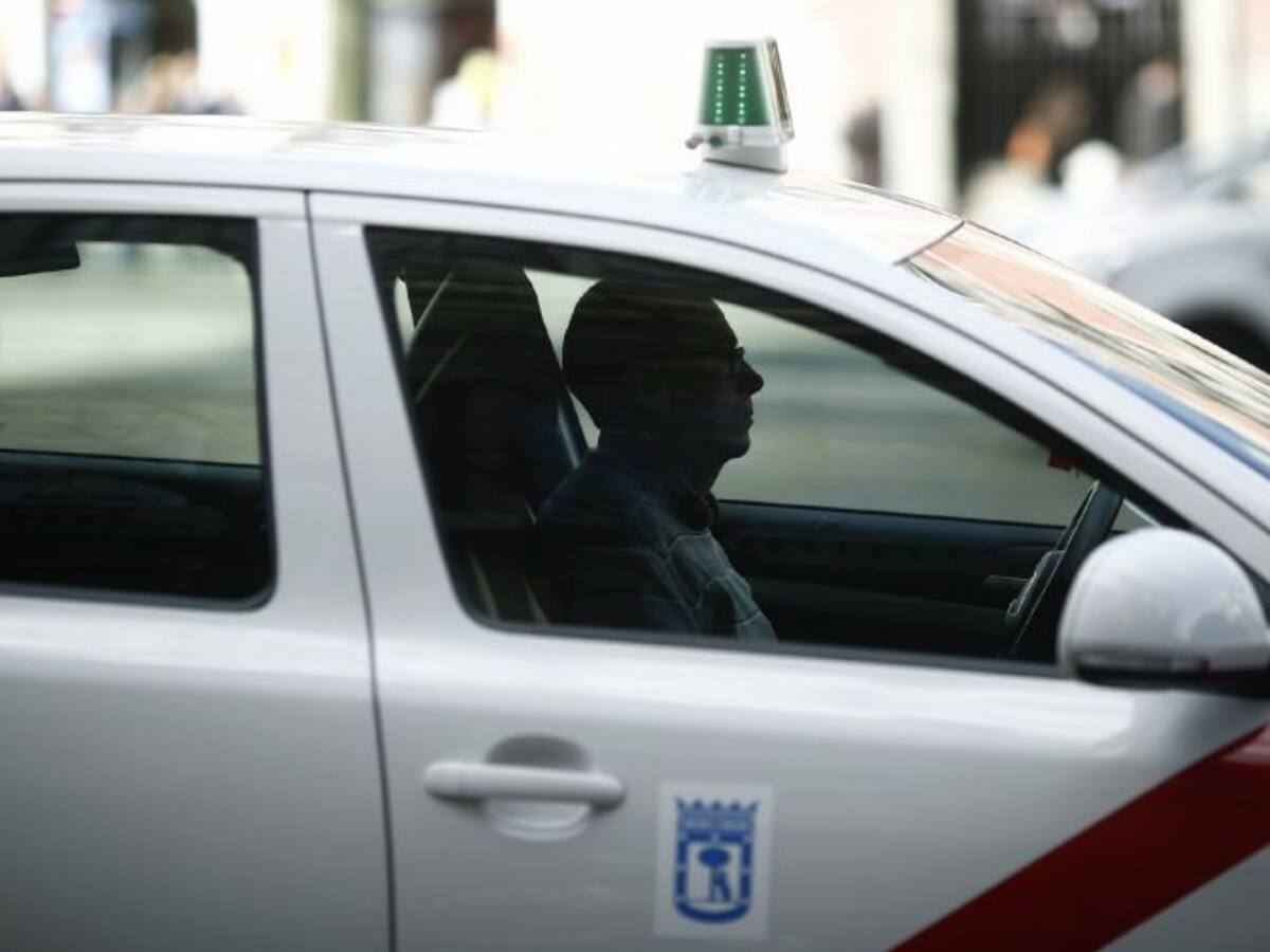 Los taxistas madrileños aprueban mejorar su imagen con una vestimenta común