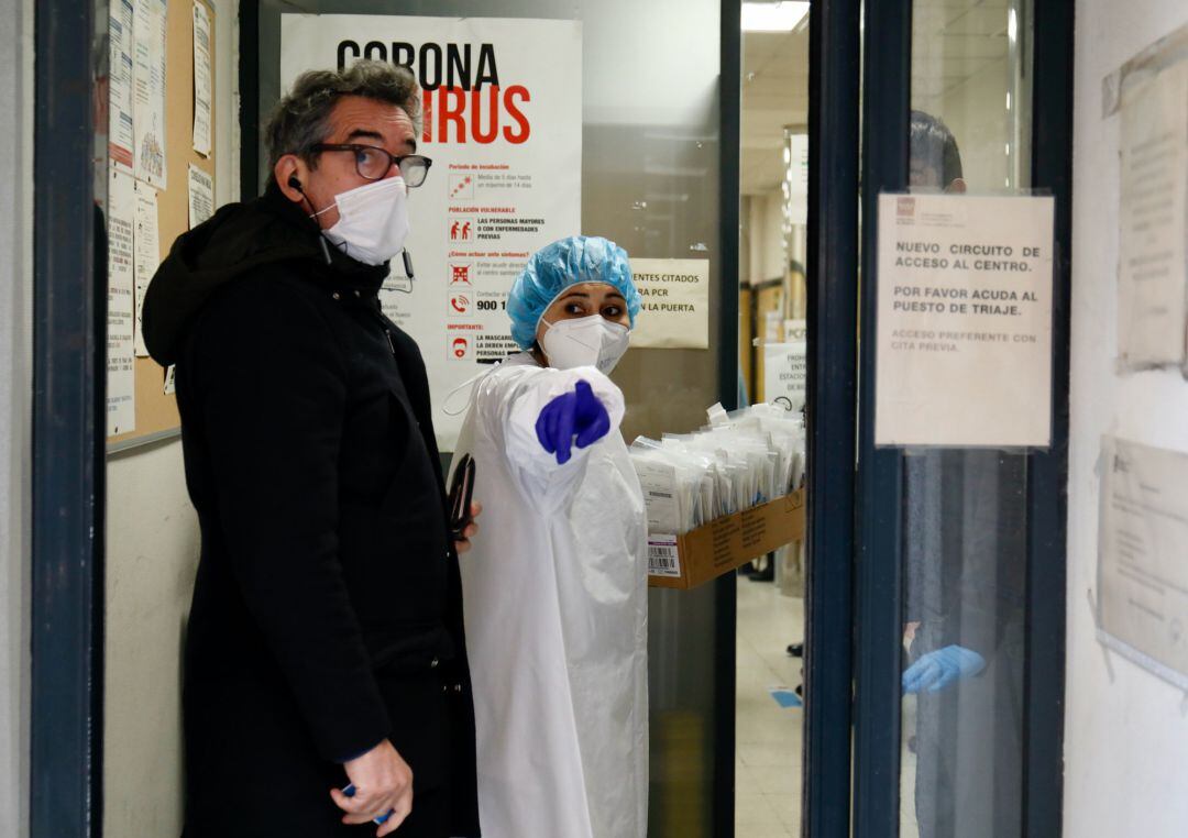 Una sanitaria en la puerta del Centro de Salud Universidad, este martes.