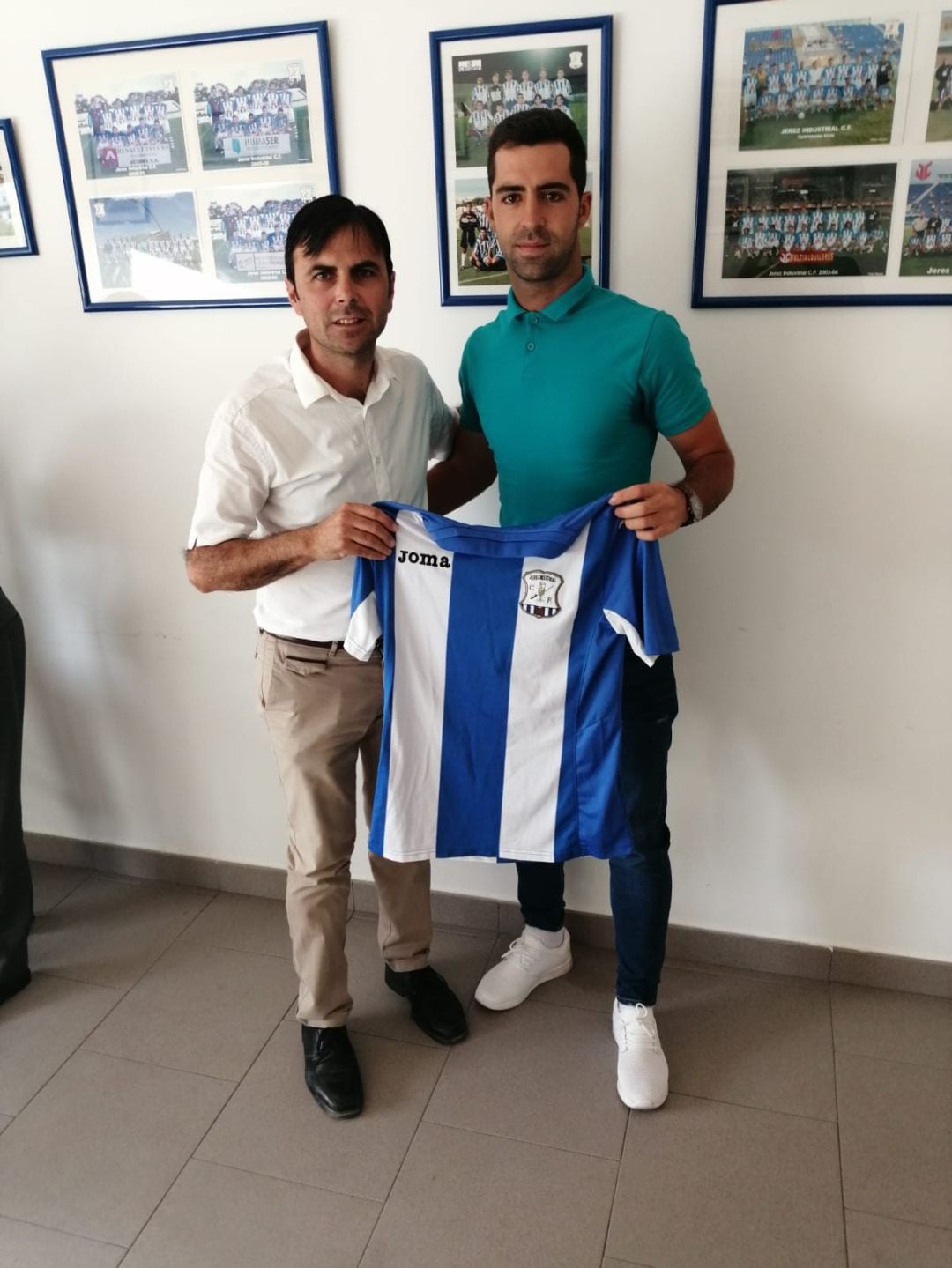 Maikel posa con su nueva camiseta del Jerez Industrial. 