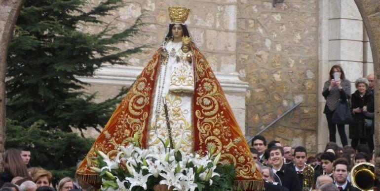 Momento del traslado de la patrona al santuario de Riánsares en la romería del pasado 28 de enero