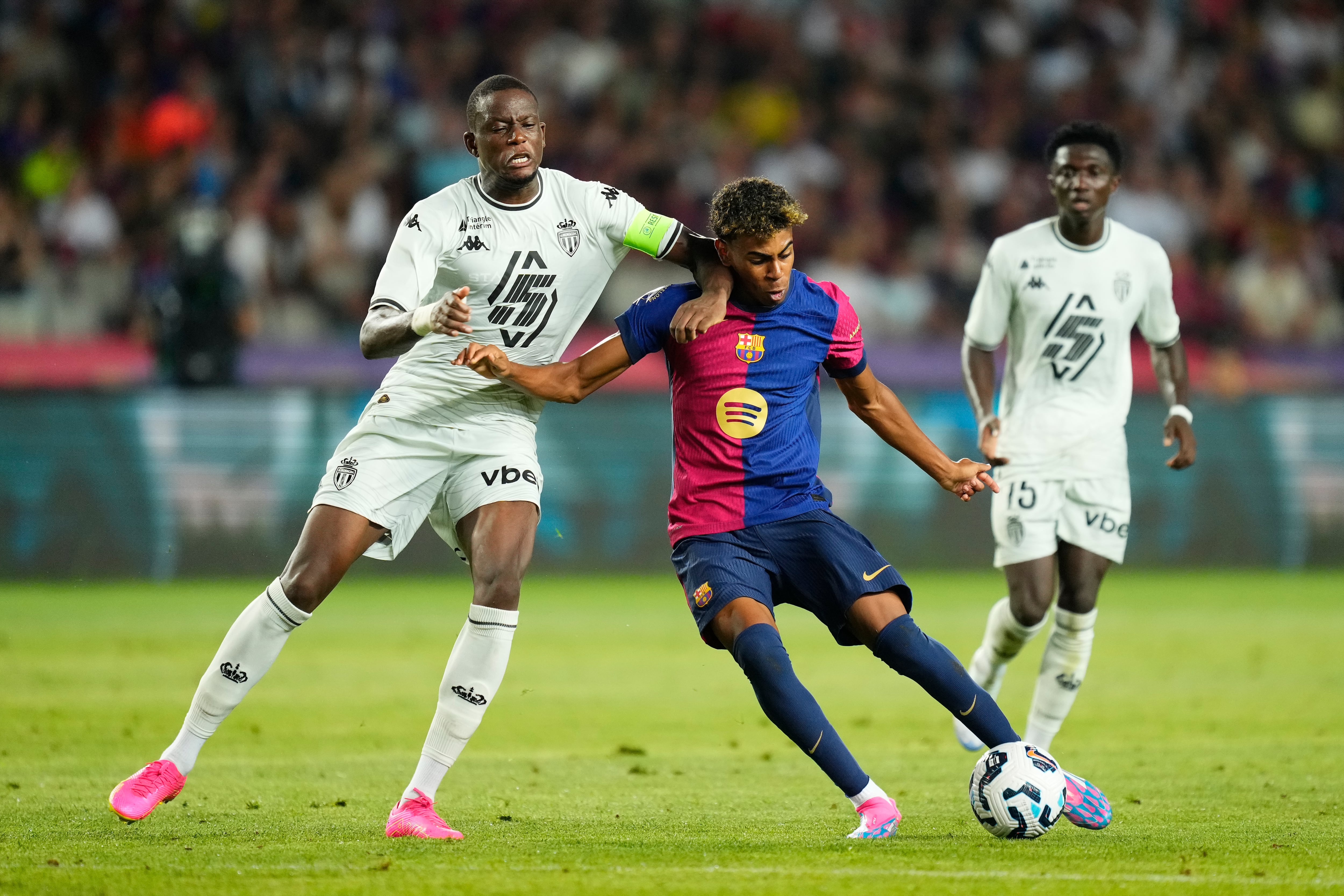 Lamine Yamal disputa un balón con Denis Zakaria durante el Trofeu Joan Gamper