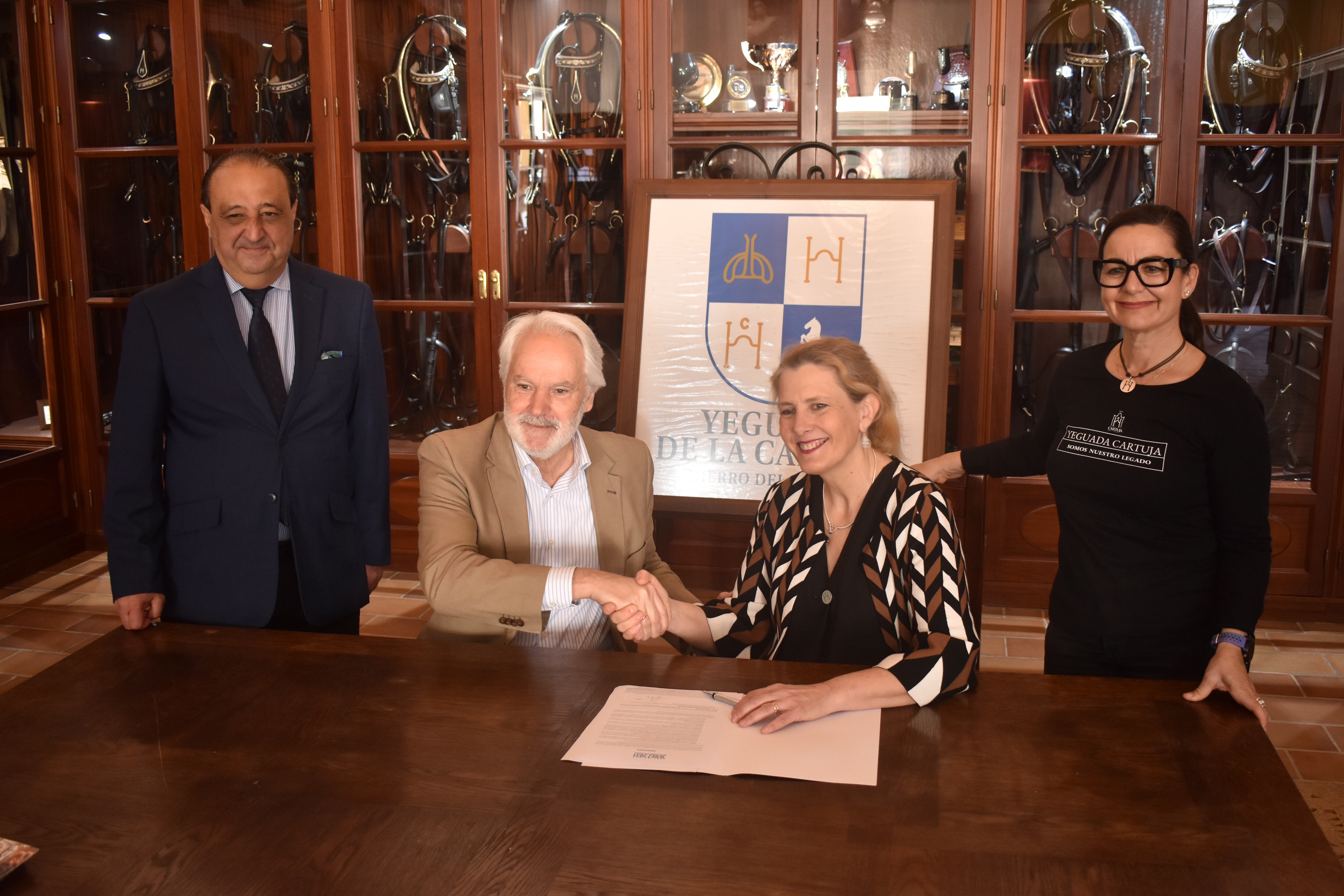 Firma de la adhesión a la candidatura en las instalaciones de Yeguada de la Cartuja