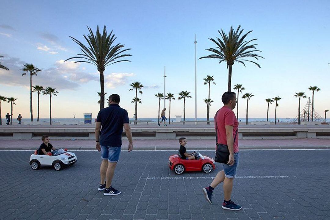 Nuevos vehículos en el Passeig Neptú de la playa de Gandia  