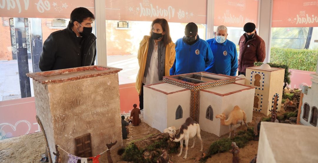 La alcaldesa (c) visitó este jueves el Belén Municipal, al que se adhieren este año otros nacimientos tradicionales, como los de la Casa de Murcia o la Congregación de Nuestra Señora de los Ángeles, y otros elaborados con figuras de Playmobil.