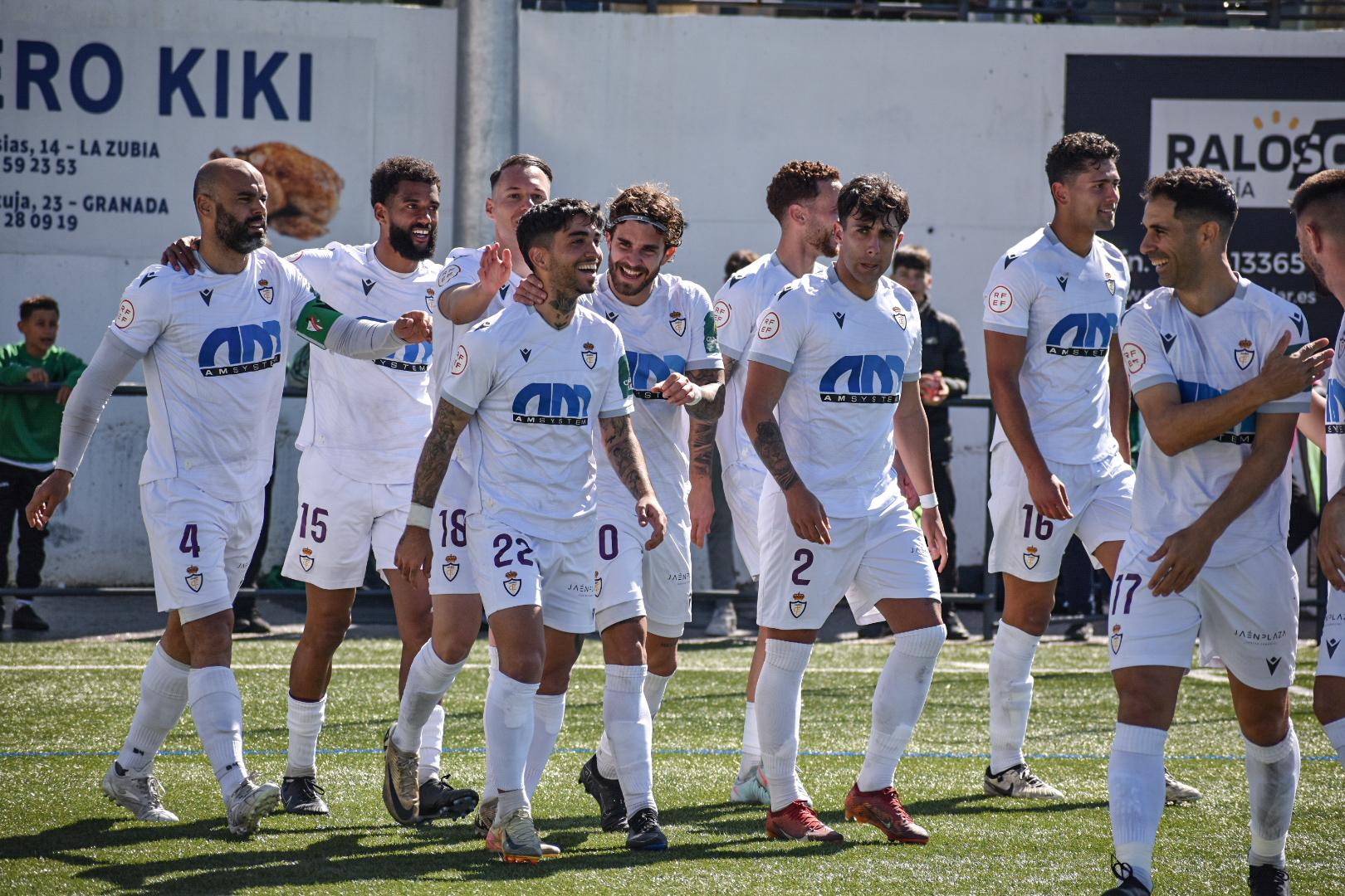 Los jugadores del Real Jaén celebran el segundo gol de Óscar Lozano en Huétor Vega.