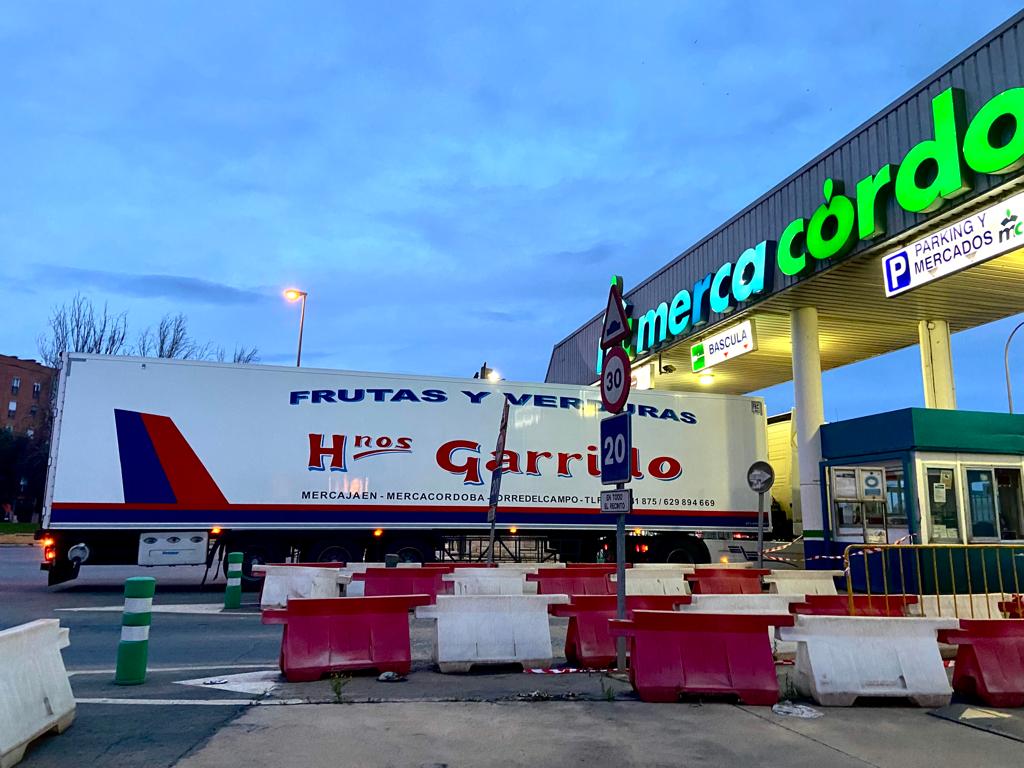 El tráiler de una empresa de frutas y verduras accede a MercaCórdoba durante el cuarto día de huelga de los transportistas autónomos