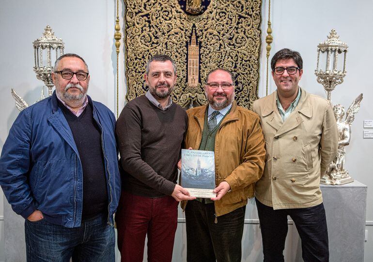 El director de Cruz de Guía, Paco García, junto con algunos de los colaboradores del programa: Bienvenido Pueyes, Manuel Romero y Álvaro Enríquez